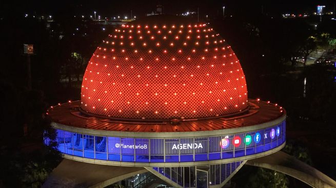 El Planetario, en Palermo, se tiñó de naranja para conmemorar el Día de la Persona Donante de Órganos.&nbsp;
