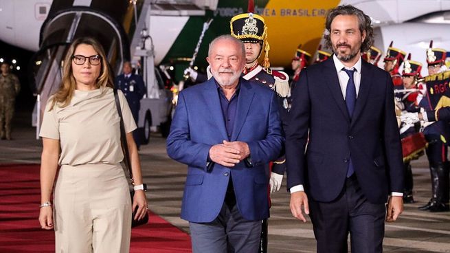 Lula arribó a la Argentina pasadas las 21 horas en compañía de la primera dama, Janja da Silva. Fue recibido por el canciller Santiago Cafiero.&nbsp;