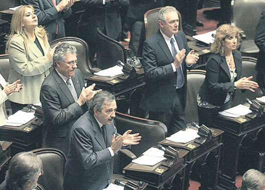 Hubo aplausos en los dos bandos, aunque sólo para el izamiento de la bandera en el recinto de Diputados en el inicio de la sesión para debatir el Presupuesto 2011.