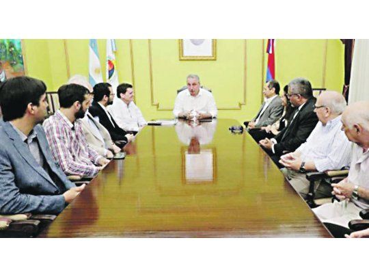 Respaldo. El gobernador de Misiones, ayer junto a los representantes de entidades financieras y pymes, explica los alcances del plan.