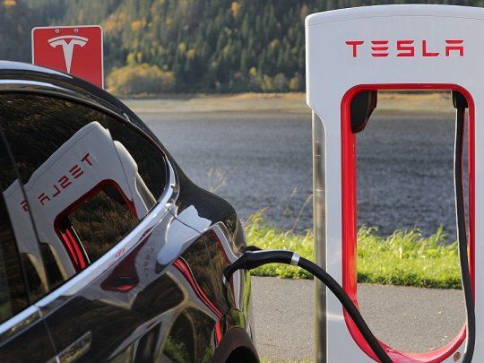 Tesla busca ser el líder mundial en autos eléctricos.