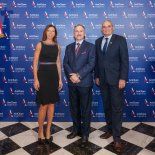 Peter Lamelas junto a los directivos de AmCham. Peter Lamelas junto a los directivos de AmCham.