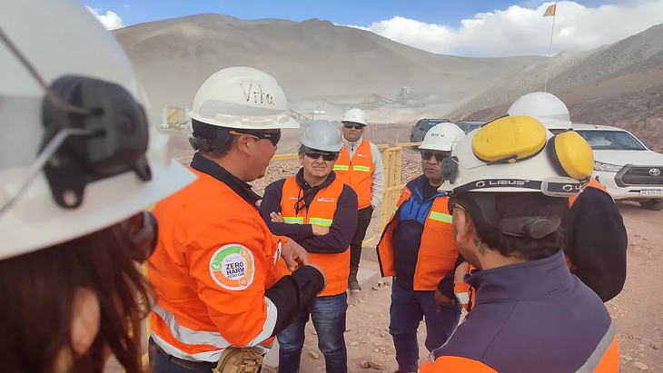 Cuando era senador provincial, Gustavo Carrizo y otros integrantes de la Comisión de Minería, recorrieron las instalaciones de Lindero, operado por la firma Fortuna Silver Mines, y único yacimiento de oro actualmente en producción en Salta. Cuando era senador provincial, Gustavo Carrizo y otros integrantes de la Comisión de Minería, recorrieron las instalaciones de Lindero, operado por la firma Fortuna Silver Mines, y único yacimiento de oro actualmente en producción en Salta.