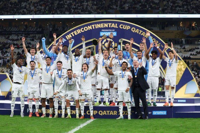 El poderoso plantel del Real Madrid, dirigido por Carlo Ancelotti, en el momento de la consagración y el festejo tras ganar la Copa Intercontinental, en Qatar, ante Pachuca.