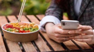 Los especialistas en salud mental advierten que usar el celular constantemente puede influir en tu cabeza.