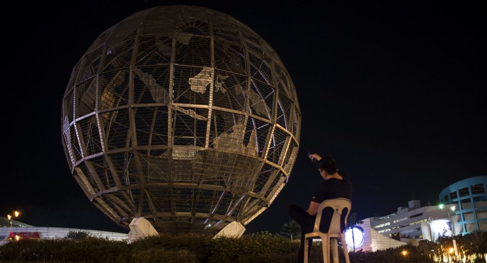 Un globo terráqueo a oscuras, en la ciudad de Manila.