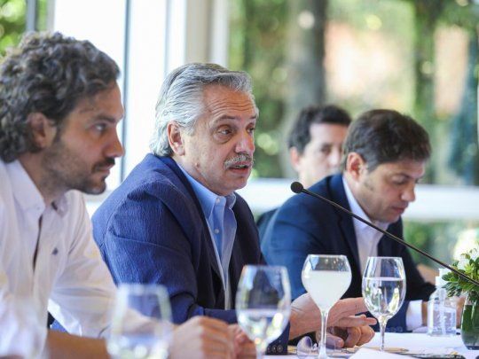 Alberto encabezó la reunión con intendentes ladeado por Santiago Cafiero y Axel Kicillof.