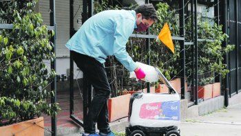Sobre ruedas. Rappi reparte comida en Medellín con estos Kiwi Bots.