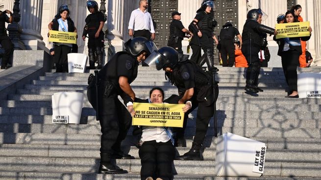 Activistas ingresaron al Congreso tras saltar las rejas y se manifestaron contra la Ley de Glaciares.