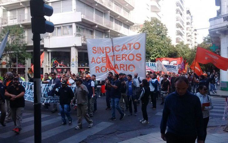 Vuelven al paro los trabajadores aceiteros ante el fracaso de las conversaciones salariales con las empresas exportadoras.