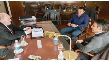 Nuevo ciclo. Tras despedir a Tierno, Verna recibió al flamante sucesor, Julio González, y al jefe de la Policía provincial, Roberto Ayala, quien recibió el respaldo del gobernador justicialista.