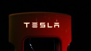 Ayer se conoció que&nbsp;Tesla Inc se convirtió en la automotriz de mayor valor gracias a que una remontada de sus acciones a máximos récord llevó la capitalización de mercado del fabricante de vehículos eléctricos por sobre la de Toyota Motors Corp.