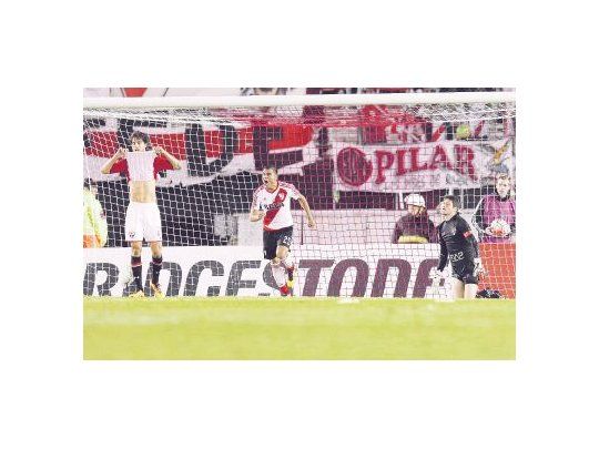 Gabriel Mercado festeja el gol de River, mientras Denis y Thiago Méndes, los protagonistas del blooper, se lamentan. River apenas empató con San Pablo en su cancha.