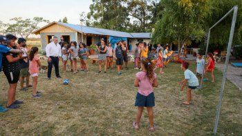 alberto fernandez jugo al futbol y toco la guitarra en un hogar de ninos