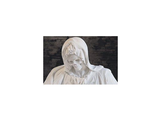 Fragmento de «Sueño Compasivo. Piedad V» en la escultura que el artista belga Jan Fabre muestra a la Virgen María con el rostro de la muerte, sosteniendo entre sus brazos un esqueleto que representa a Cristo.