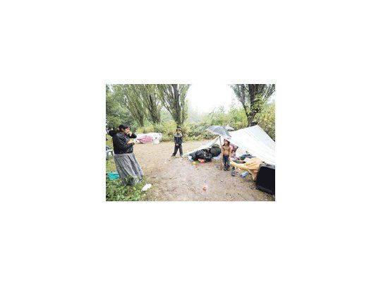 Inmigrantes de la etnia rom en un campamento ilegal en Lille, norte de Francia. El presidente francés, Nicolas Sarkozy, afirmó que continuará la política de echar inmigrantes.