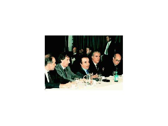 Carlos Menem habló ayer en una reunión con los integrantes del Consejo Interuniversitario Nacional. A su izquierda, Alberto Kohan y el ex jefe de Gabinete Jorge Rodríguez.