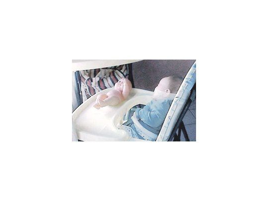 La imagen que se subió a Facebook muestra al bebé de cuatro meses amordazado en una silla de un jardín maternal. Echan a tres empleados.