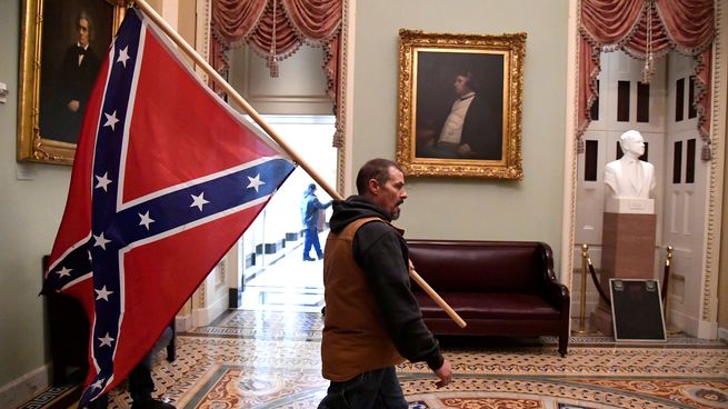 Un seguidor de Trump lleva una bandera confederada durante el asalto al Capitolio.