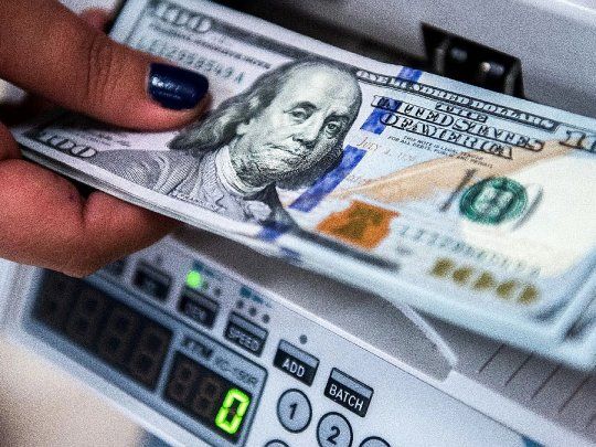Las máquinas contadoras de billetes tiene un sensor para reconocer los falsos, pero algunas no son totalmente confiables.
