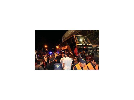 La policía custodia el micro de San Lorenzo.