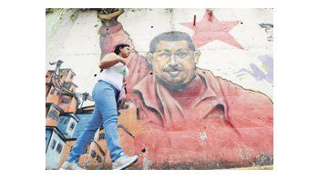 ámbito.com | Los caraqueños, chavistas o antichavistas, pasaron ayer el año nuevo en vilo por las noticias y versiones sobre la salud del presidente. La información oficial sigue siendo escasa y confusa.
