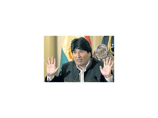 El presidenteEvoMoralesacusó a supar AlanGarcía depermitir lainstalaciónde basesmilitaresnorteamericanas,enfuertesdeclaracionesquerecordaronel tono desu aliadovenezolano.
