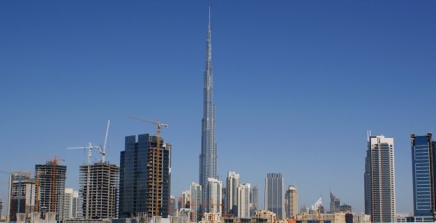 Un verdadero gigante.El Burj Khalifa es el edificio más alto del planeta, con 828 metros de alto, 162 pisos y 58 ascensores. Está emplazado en pleno corazón de Dubái y fue inaugurado el 4 de enero. La construcción de este coloso comenzó en 2004 y costó unos u$s 4.000 millones.