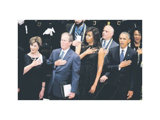 COMPAÑEROS. De izquierda a derecha, Laura Bush, George W.Bush, Michelle Obama y Barack Obama, en el funeral de Dallas.