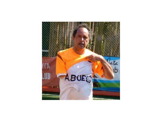 Scioli se levantó la camiseta naranja y debajo mostró ante las cámaras una remera blanca que en el pecho llevaba escrito con fibrón: Abuelo.