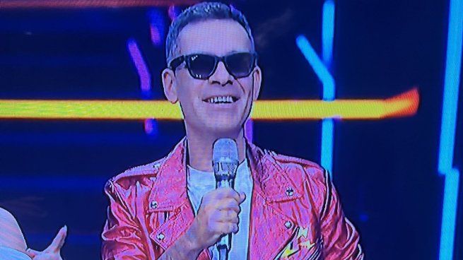 Rafa Márquez, histórico futbolista y actual auxiliar de Javier Aguirre en la Selección Mexicana, dejó el balón por el micrófono y debutó como cantante a lado de una leyenda de la música de habla hispana como lo es Emmanuel.