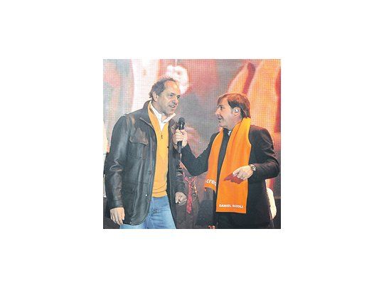 Daniel Scioli y su cantante-talismán, Ricardo Montaner. El gobernador, igual que el resto de los vencedores del domingo pasado, no festejó en público la victoria.
