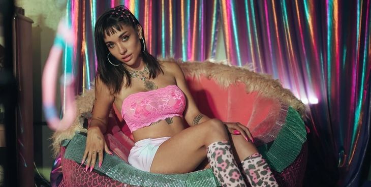 María Becerra debuts as an actress in the series in the mud, a spin-off of El Marginal in Netflix. María Becerra debuts as an actress in the series in the mud, a spin-off of El Marginal in Netflix.