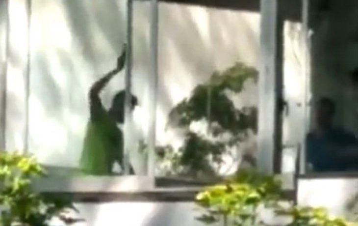 La situación fue captada en video por una persona que lo vio desde la calle.