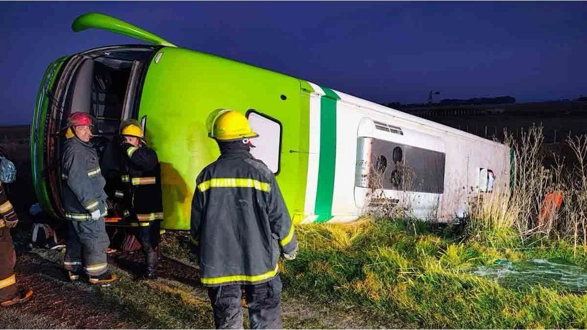 Fatal vuelco de un micro en la Ruta 51: cuatro muertos y varios heridos