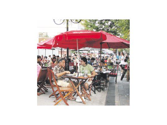 Aire libre, comidas «frescas» y tragos helados, la propuesta para el verano.