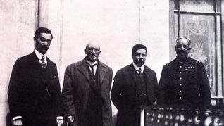 En la sede de la embajada norteamericana, los generales Victoriano Huerta y Félix Díaz firman el Pacto de la Ciudadela en 1913. En la sede de la embajada norteamericana, los generales Victoriano Huerta y Félix Díaz firman el Pacto de la Ciudadela en 1913.