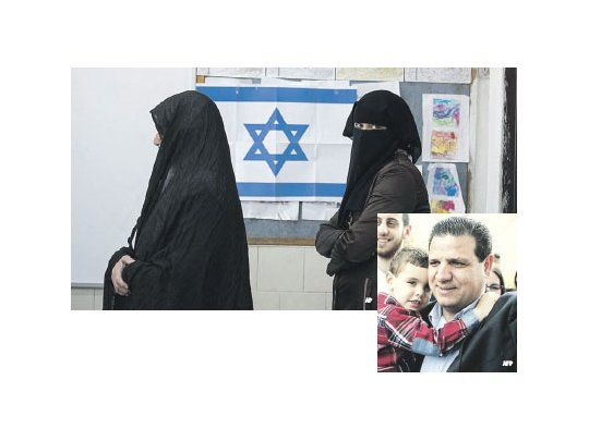 Dos mujeres beduinas acudieron a votar ayer en la ciudad de Rahat (arriba). Los árabes representan el 21% de la población de Israel, y  unidos en la alianza Lista Árabe Común se convirtieron ayer en tercera fuerza, con doce bancas, liderados por  Ayman Odeh (derecha).