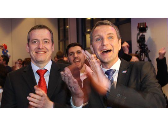 Los líderes del partido Alternativa para Alemania, Bjoern Hoecke y Ralf Hornemann, festejan los resultados obtenidos en las elecciones regionales.