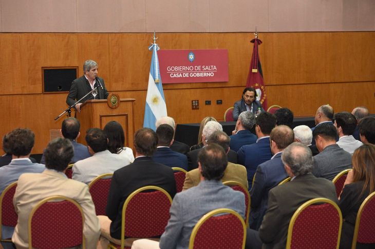 Luis Caputo en la conferencia en Salta.