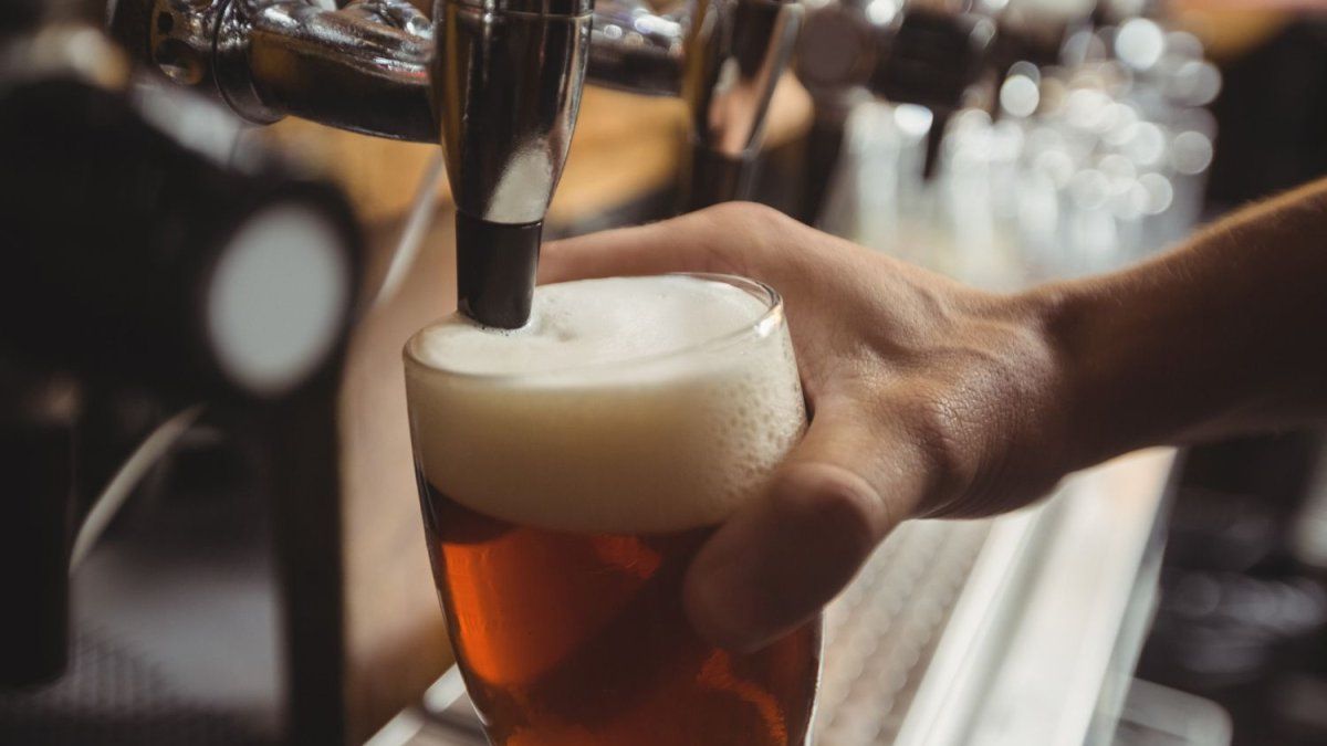 Un invento que promete cambiar la forma de transportar cerveza, eliminando las botellas pesadas y permitiendo llevarla litera