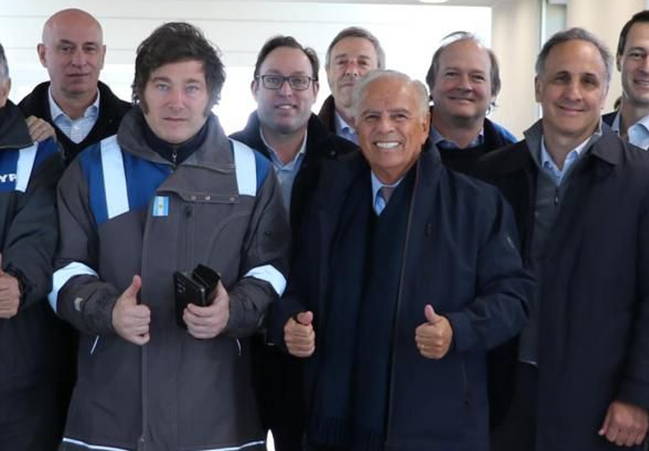 El presidente Javier Milei con Alejandro y Marcos Bulgheroni durante la visita a Vaca Muerta.