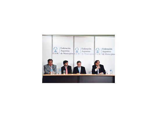 (De izq. a der.) Los intendentes Enrique Slezack, de Berisso; Francisco Echarren, de Castelli; Julio Pereyra, de Florencio Varela y presidente de la FAM; y Juan Matteo, secretario ejecutivo de la FAM.