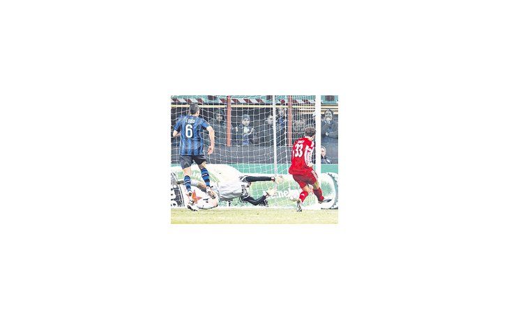 Mario Gómez aprovecha la floja resistencia de Julio César y lo derrota. Bayern le ganó al Inter en el último minuto.
