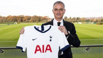 Mourinho con la camiseta del Tottenham.