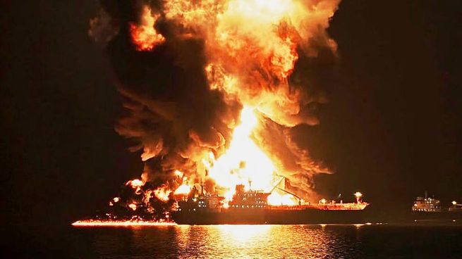 Cuando los misiles de EEUU e Israel comenzaron a caer sobre Irán lo hicieron inicialmente para descabezar al régimen con la muerte del ayatolá Alí Jameneí; pero luego apuntaron sobre puntos estratégicos de la infraestructura energética de Teherán que, a su vez, respondió contraatacando a sus vecinos y aliados de EEUU también en objetivos sensibles para el petróleo y cerrando el paso clave en el estrecho de Ormuz