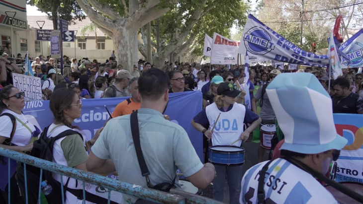 Los gremios docentes UDA, UDAP y AMET piden una mejora salarial y salieron a las calles en San Juan. 
