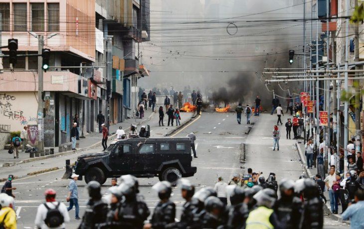 Zona de guerra. Quito sigue siendo escenario de manifestaciones opositoras a Lenín Moreno y al FMI, en momentos en que columnas de indígenas marchan desde el interior de Ecuador hacia la capital.