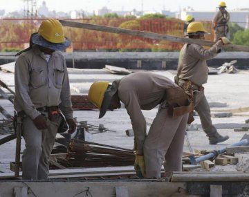 La Secretaría de Trabajo de la Nación, estima que solo el 4% de los trabajadores se encuentra alcanzado por un convenio colectivo de empresa. La Secretaría de Trabajo de la Nación, estima que solo el 4% de los trabajadores se encuentra alcanzado por un convenio colectivo de empresa.