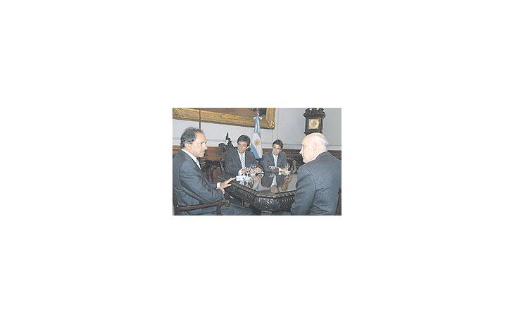 Daniel Sciolicon RaymondBracy, vicepresidentedeWal-MartInternational(derecha), y elCEO local,EzequielGómezBerard. El altoejecutivoprometió másinversiones enel país.